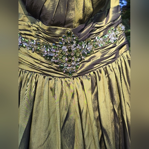 Flirt By MAGGIE SOTTERO Emerald Green XV Ball Gown Formal Dress Size 10 - Picture 8 of 15